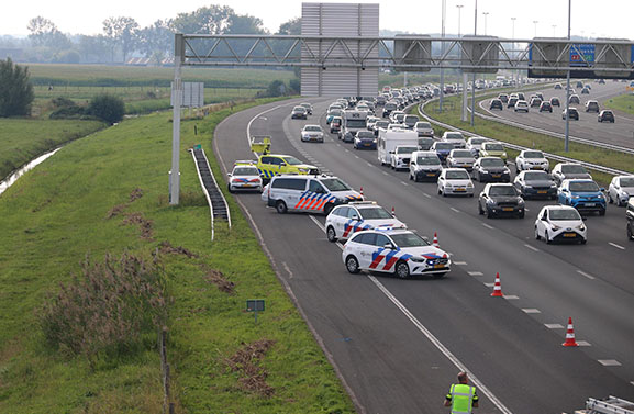 UPDATE | Ernstig ongeval op A2: bestelbus rijdt tegen betonnen pilaar