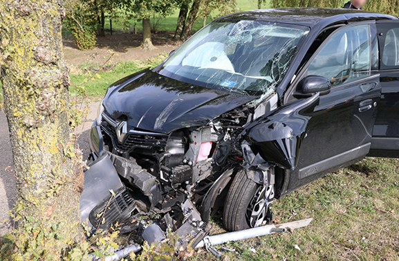 Bestuurder komt met auto tot stilstand tegen een boom