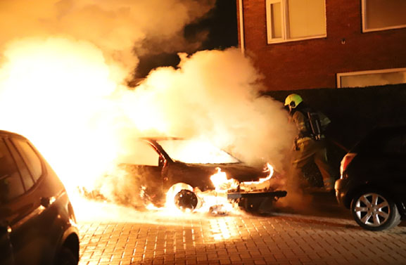 Auto brand uit aan de Violierstraat in Tiel