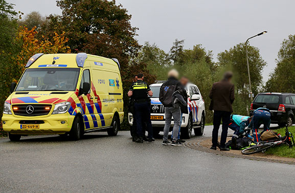 Aanrijding tussen fietser en auto op kruising in Leerdam