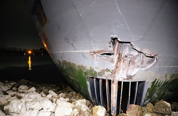 Schipper overleden, schip botst stuurloos op krib op de Waal bij Vuren