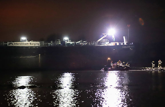 Schipper overleden, schip botst stuurloos op krib op de Waal bij Vuren