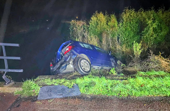 Auto bijna te water in Maurik, bestuurder spoorloos