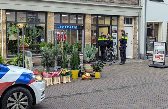 Eigenaar van GSM winkel in Tiel mishandeld