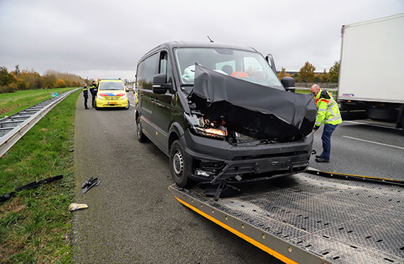 Bedrijfsbus bots achterop vrachtwagen bij Echteld