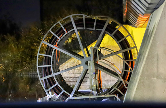 Chauffeur onderschat hoogte lading bij spoorviaduct in Geldermalsen