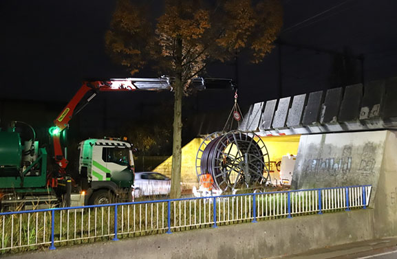 Chauffeur onderschat hoogte lading bij spoorviaduct in Geldermalsen