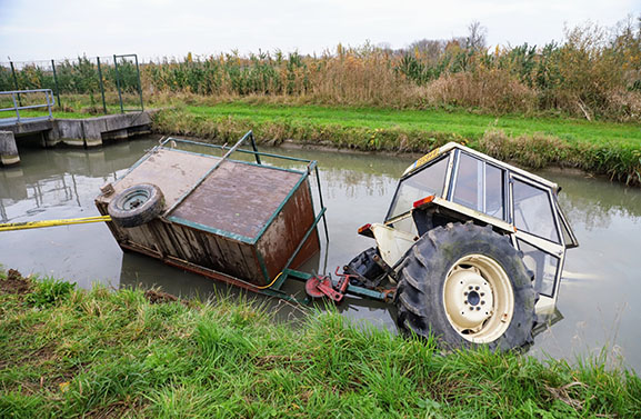 Zeven Shetland pony's met aanhangwagen te water in Lienden