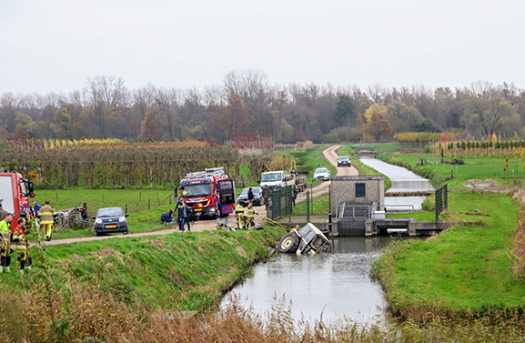 Zeven Shetland pony's met aanhangwagen te water in Lienden