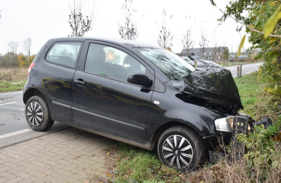 Auto op de kop bij ongeval in Neerijnen, twee gewonden naar ziekenhuis