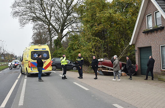 Auto op de kop bij ongeval in Neerijnen, twee gewonden naar ziekenhuis