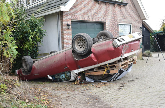 Auto op de kop bij ongeval in Neerijnen, twee gewonden naar ziekenhuis