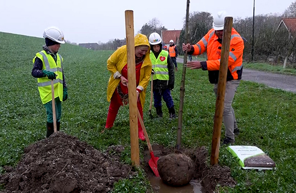 Leerlingen van De Kievitsheuvel planten 'plukbos' in uiterwaarden