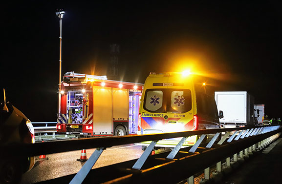 Ernstige aanrijding op brug bij Rijswijk door gladheid