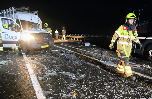 Ernstige aanrijding op brug bij Rijswijk door gladheid