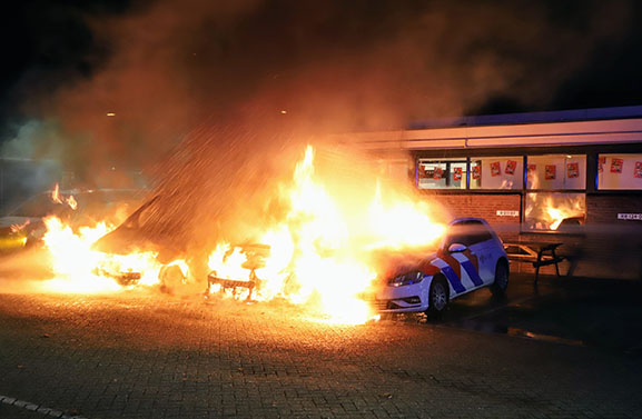 Vier politievoertuigen in brand in Tiel