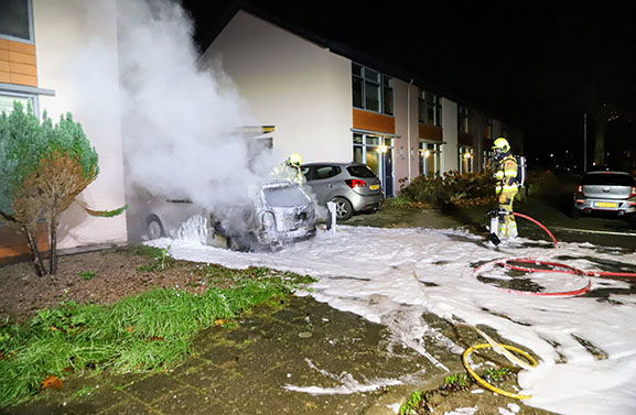 Personenauto uitgebrand op oprit van woning in Geldermalsen