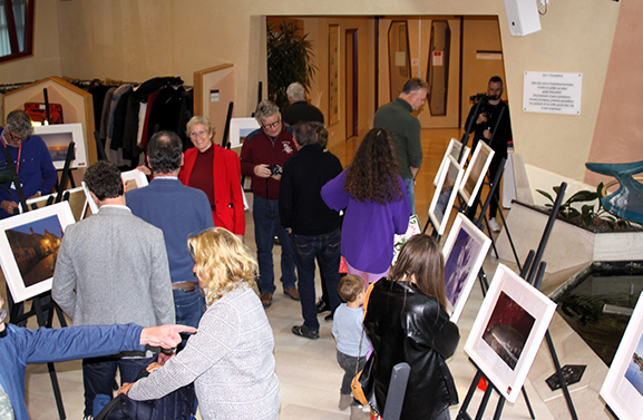 Opening van fototentoonstelling Buren 25 jaar levert bescheiden feestje op