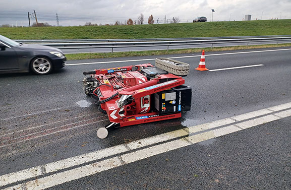 Hoogwerker valt van aanhangwagen op de A15 bij Ochten