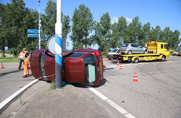 Auto op zijkant bij ongeval in Geldermalsen