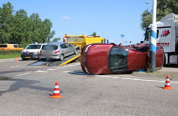 Auto op zijkant bij ongeval in Geldermalsen