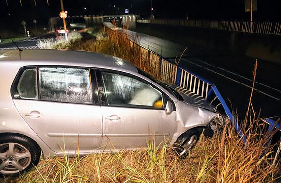 Automobilist rijdt rechtdoor op T-splitsing en knalt tegen hek