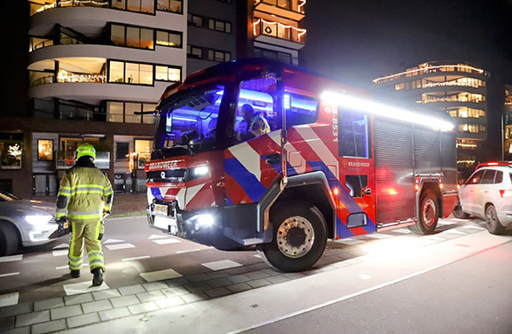 Man valt in het water van de haven in Tiel en belt zelf 112