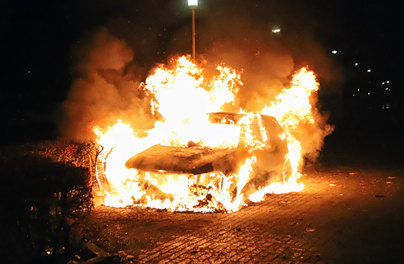 Metershoge vlammen bij autobrand