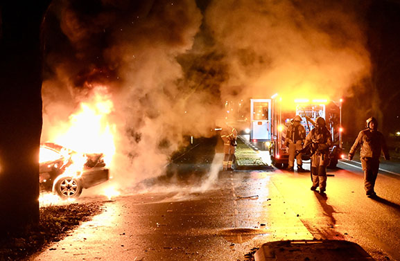 Auto in brand op de Provincialeweg bij Zijderveld