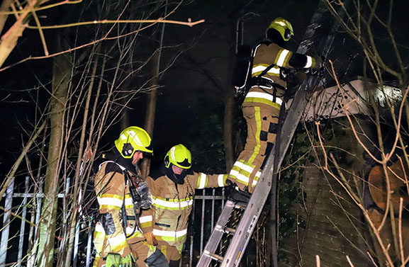 Brand op dak van stenen schuurtje in Tiel