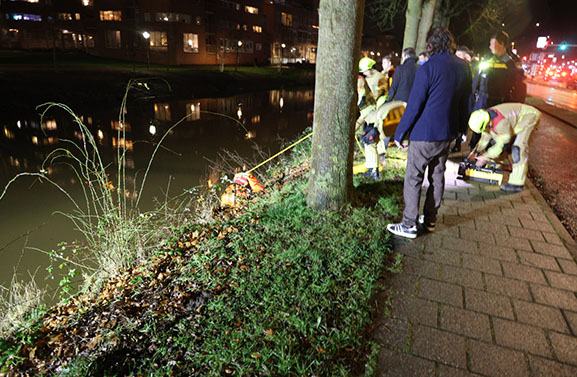 Man vast in modder na val met fiets; brandweer schiet te hulp