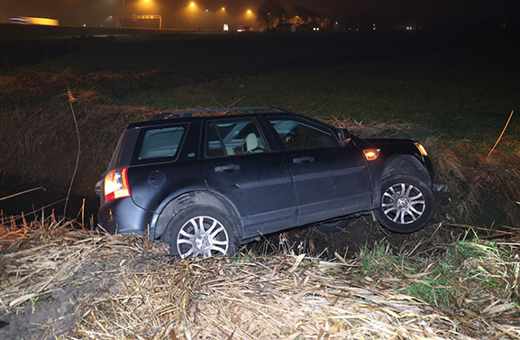 Automobilist valt in slaap en belandt in droge sloot