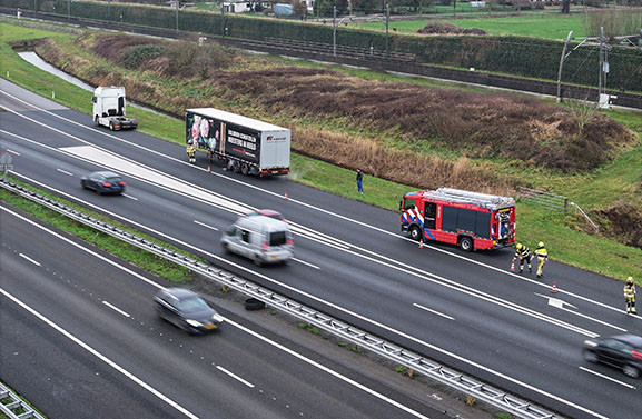 Vrachtwagenbrand door vastgelopen remmen op A15 bij afrit Tiel-West