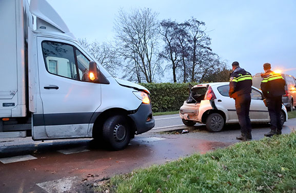 Aanrijding tussen kleine vrachtwagen en personenauto in Buren