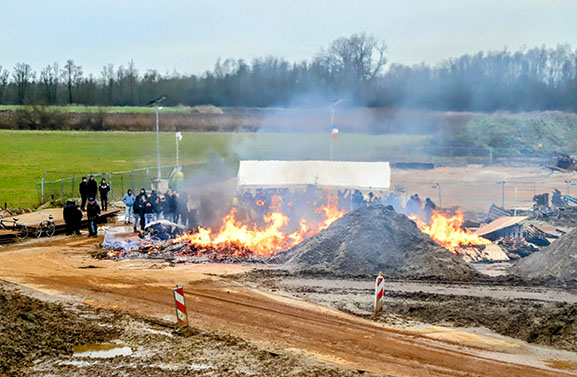 Vreugdevuur aan de Waalbandijk in Ophemert