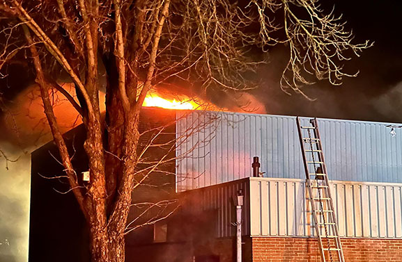 Brand in leegstaande sporthal in Heukelum