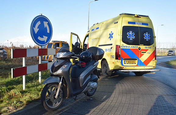 Motorrijder gewond bij botsing met auto, automobilist doorgereden