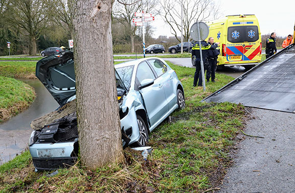 Auto botst tegen een boom op Zeiving in Asperen