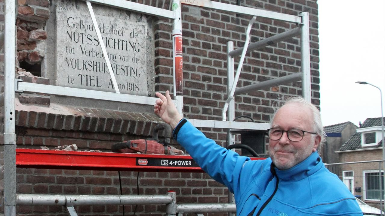 Plaquette over bouw Rode Pannenbuurt uit 1918 gered door Waardevol Tiel