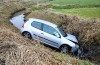 Voorbijganger ontdekt auto in sloot in Beesd, bestuuder spoorloos