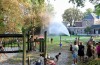 Brandweer zorgt voor waterspektakel; jeugd geniet met volle teugen