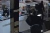 Gemaskerde mannen roven computerwinkel leeg